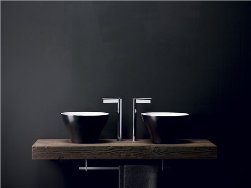Black matte Decò washbasin for an exclusive bathroom