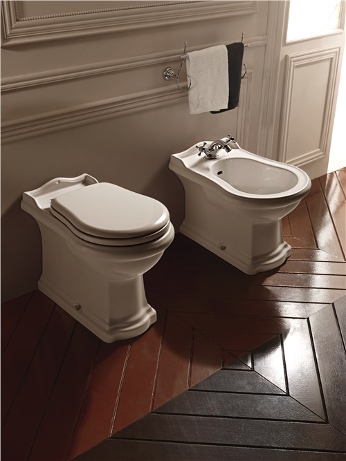 Classic sanitary ware for an elegantly furnished bathroom in a retro style