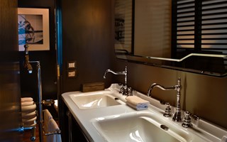 Double washbasins: the trendiest choice for an elegant bathroom